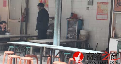 早餐結(jié)束后，攤點(diǎn)的餐桌下滿是廢棄的垃圾。