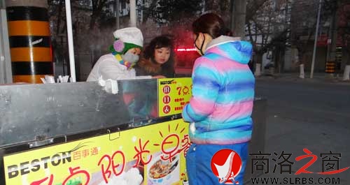 1月10日，天還沒有完全亮，李亞婷就在市區(qū)商中路口招呼前來購買早餐的顧客。