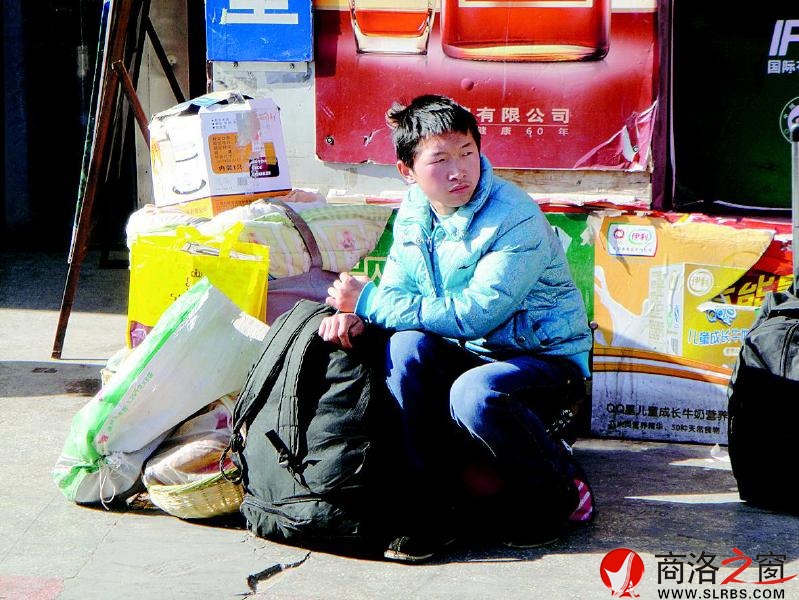 一個人，一堆行李。他看上去還是一個稚氣未脫的孩子