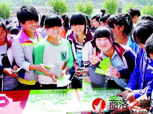 4月30日，“綠書簽行動(dòng)2014”系列宣傳活動(dòng)給丹鳳縣資峪鎮(zhèn)九年制學(xué)校捐贈(zèng)價(jià)值2萬余元的圖書