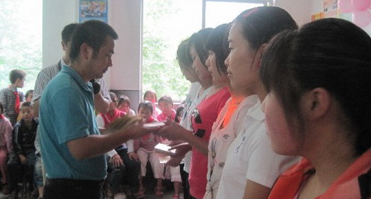 金圣公司慷慨解囊 商州貧困學生得資助