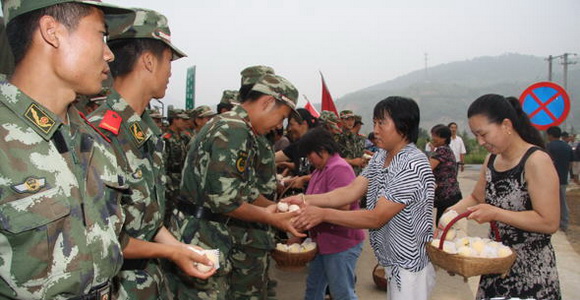 陜西商洛群眾夾道相送抗洪救災(zāi)武警官兵