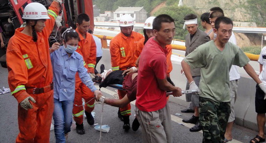 滬陜福銀高速發(fā)生車禍消防警緊急救援