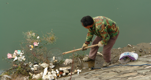 江邊“頑疾”難清理 環(huán)保意識(shí)需加強(qiáng)