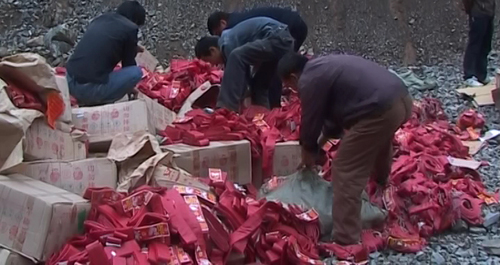 山陽(yáng)集中銷毀非法煙花爆竹