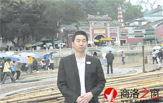 陳志民，網(wǎng)名草衣木食，1968年生于丹鳳，曾在軍中多年，現(xiàn)任北京某勘察公司董事。