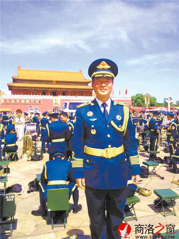 閱兵結(jié)束后，陳沖趕緊讓戰(zhàn)友為自己拍照留念，把這一激動(dòng)時(shí)刻永遠(yuǎn)定格。