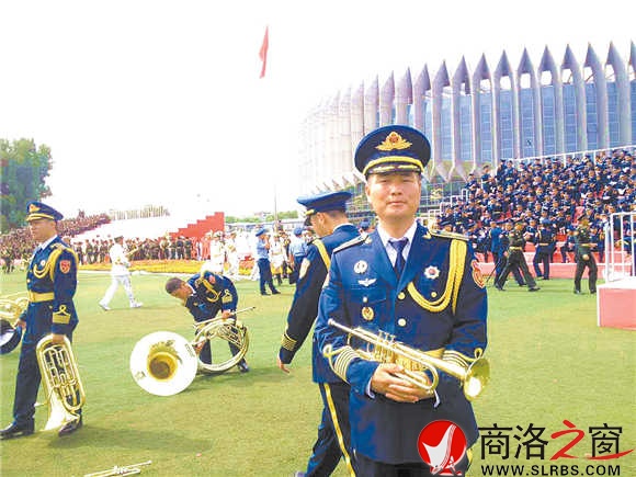 陳沖在閱兵村參加合唱團(tuán)合練。
