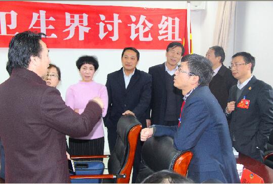 2月5日下午，市政協(xié)四屆一次會議科技、體育、醫(yī)療衛(wèi)生界委員在小組討論休息時間，還在熱烈討論提案修改的幾個細節(jié)問題。