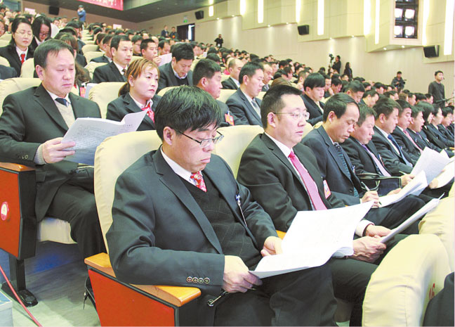 2月5日上午，市四屆人大一次會議開幕，出席大會的市人大代表認真聆聽政府工作報告。