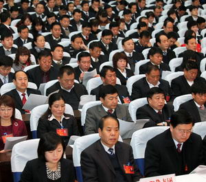 人大代表、政協(xié)委員認真聽取市人大常委會工作報告和兩院工作報告