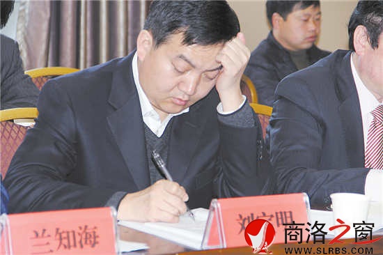 代表認真研讀政府工作報告，反復推敲發(fā)言稿。        （記者 李 亮 攝）
