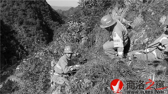 武警黃金五支隊的戰(zhàn)士攀爬上滑坡區(qū)左邊山體，實地檢查地質(zhì)災害隱患