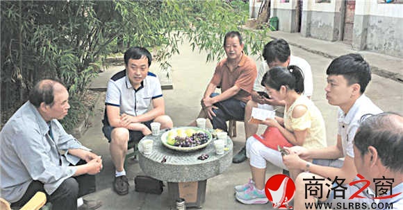 本報重大主題報道組在商州區(qū)牧護(hù)關(guān)采訪