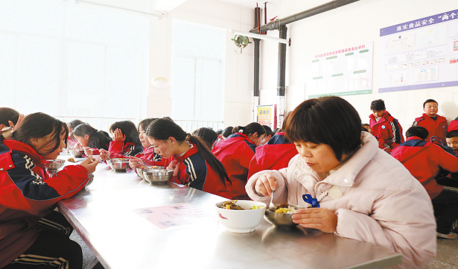 陽光校餐，守護學生“舌尖上的幸?！?>
        <div   id=