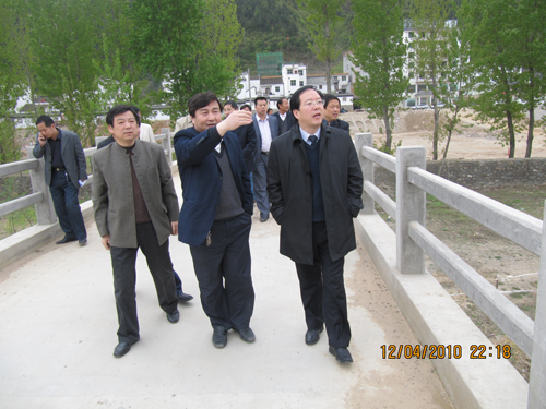 縣長陸邦柱深入金絲峽旅游產(chǎn)業(yè)示范區(qū)項目建設(shè)工地研究解決園區(qū)建設(shè)問題.jpg
