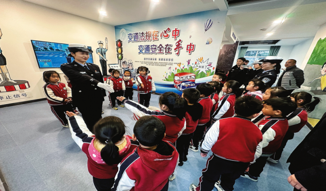 走進(jìn)教育基地 聆聽交通宣講