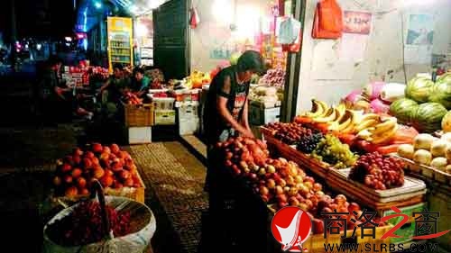 夜幕降臨，普通水果小店依然等待著顧客。