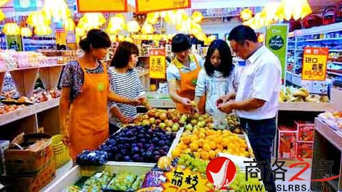 環(huán)境優(yōu)美的水果專賣店里，店員耐心地幫著顧客挑選水果。