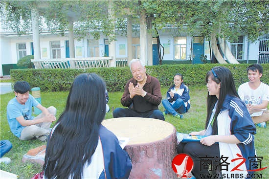今年高考前夕，呂清太老師來到商南高級(jí)中學(xué)對(duì)參加高考的學(xué)生進(jìn)行心里輔導(dǎo)。